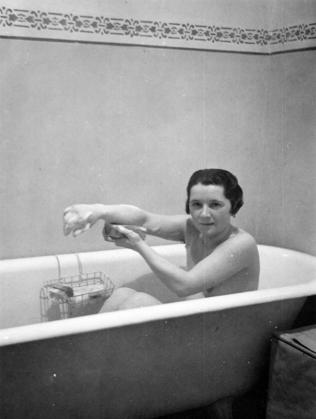 Fürdés kádban, 1940-ben
