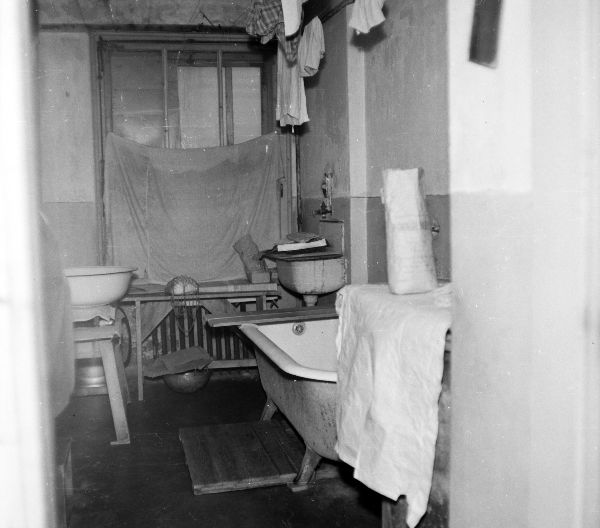 Az 1930-as években a fürdőszobát még elsősorban raktárhelyiségként használták
